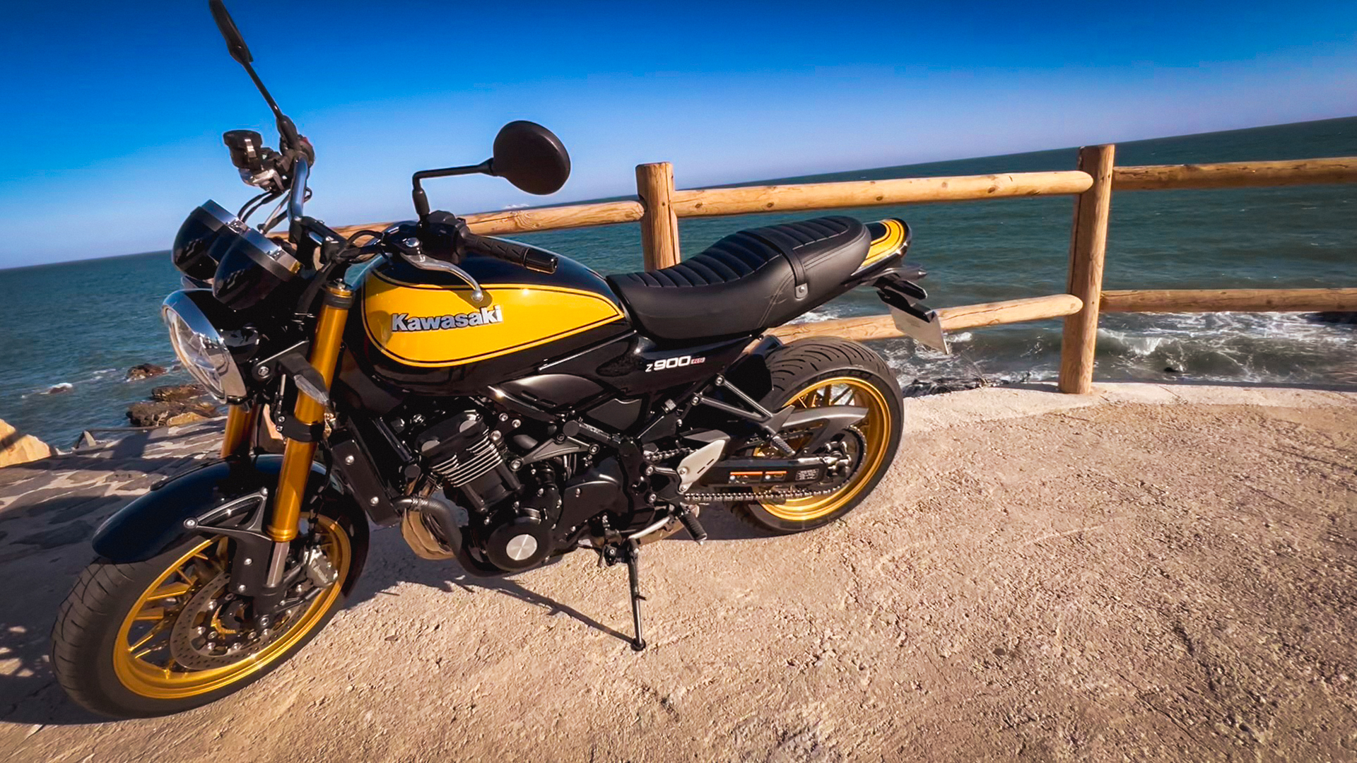 Kawasaki Z900RS frente al mar en la Costa del Sol