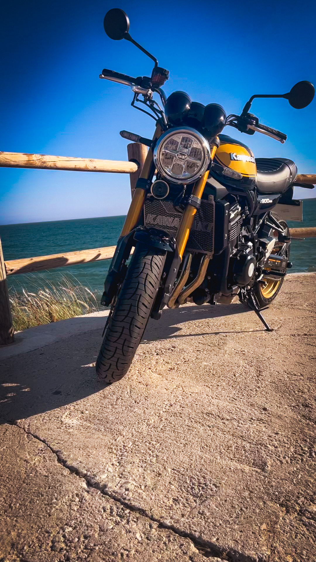 Kawasaki Z900RS aparcada frente al mar